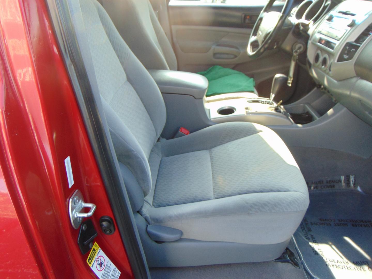 2009 Red Toyota Tacoma Access Cab (5TETX22N49Z) with an 4-Cyl 2.7 Liter engine, Manual, 5-Spd w/Overdrive transmission, located at 2105 Dixie Hwy, Louisville, KY, 40210, (502) 772-3333, 38.220932, -85.795441 - Photo#6